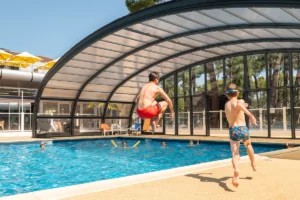 Famille profitant de la piscine couverte du village vacances Azureva à Ronce-les-Bains en Charente-Maritime