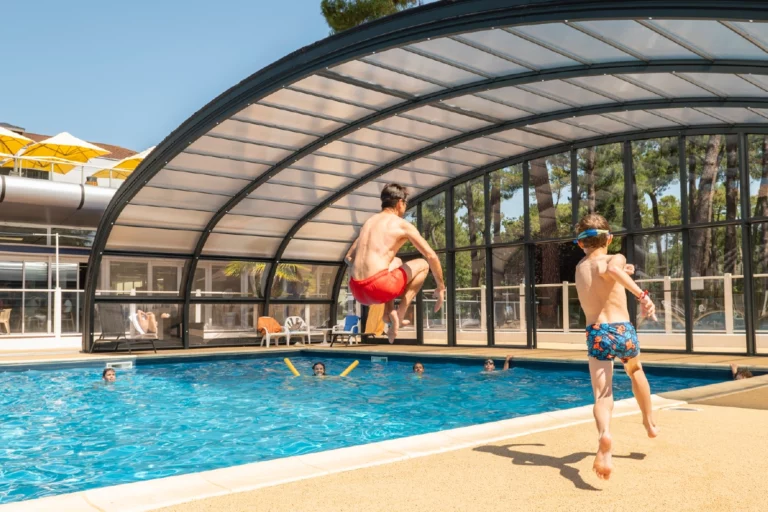 Famille profitant de la piscine couverte du village vacances Azureva à Ronce-les-Bains en Charente-Maritime