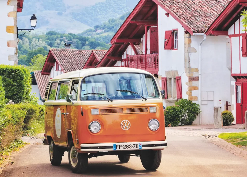 Combi Volkswagen dans village basque aux maisons rouges et blanches