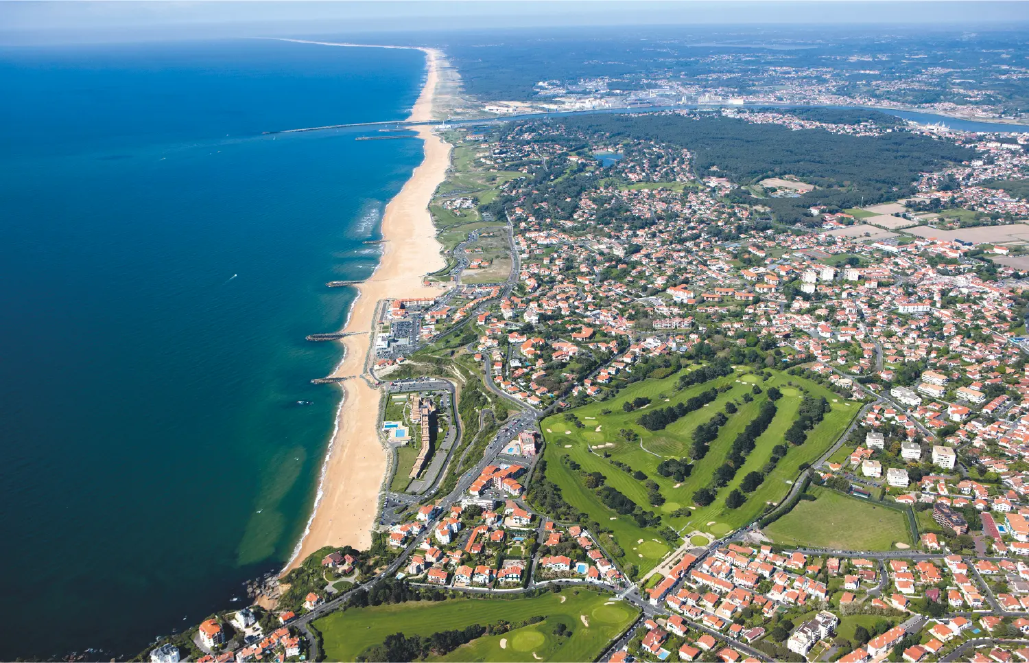 Vue aérienne de la côte d'Anglet au Pays Basque avec plages de sable fin, golf et océan Atlantique