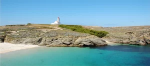 Pointe d’Arzon avec phare et eaux turquoise dans le golfe du Morbihan pour un séjour en Bretagne sud