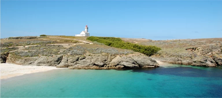 Pointe d’Arzon avec phare et eaux turquoise dans le golfe du Morbihan pour un séjour en Bretagne sud