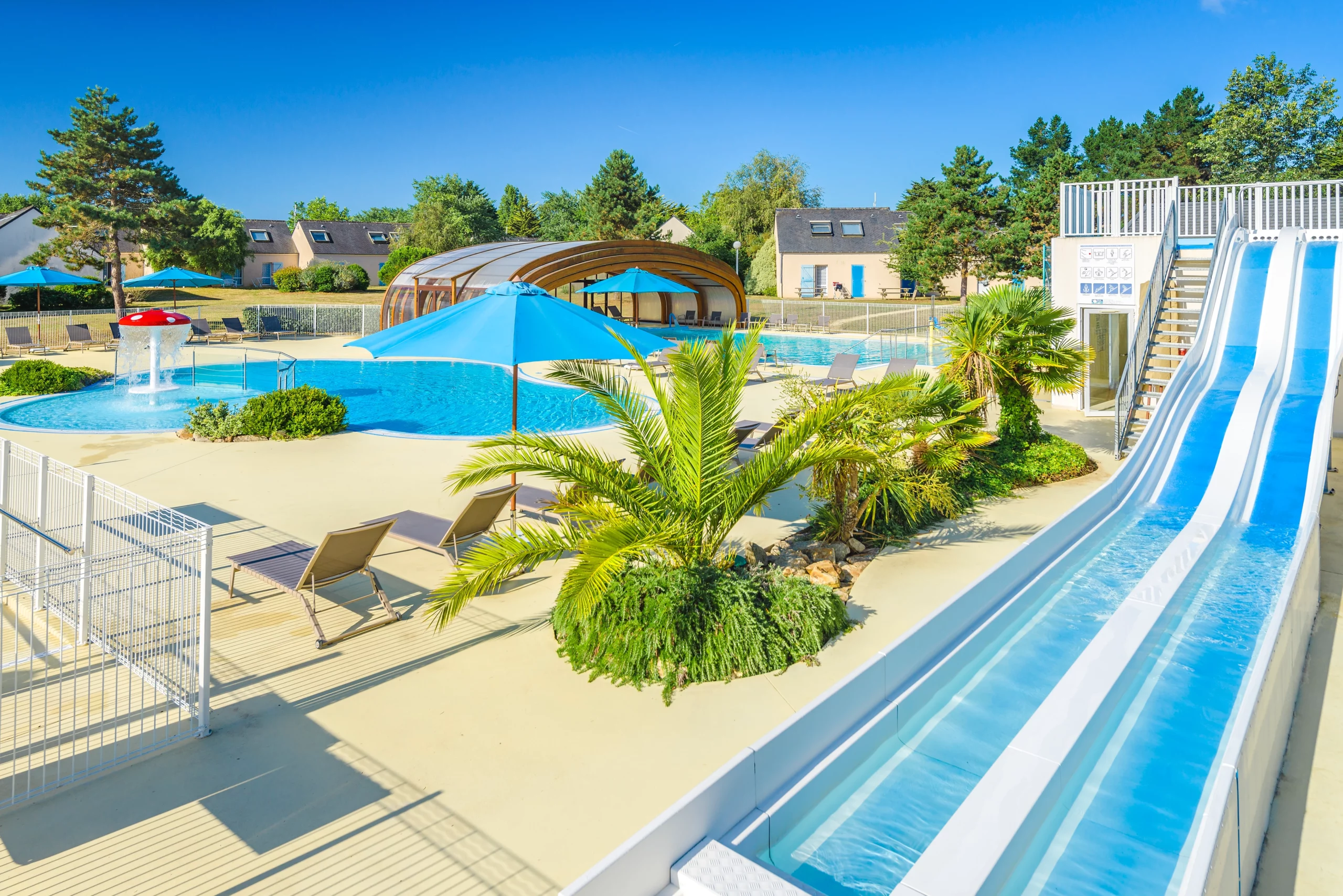 Piscine extérieure avec toboggans et pataugeoire au village vacances Azureva Arzon-Kerjouanno en Bretagne