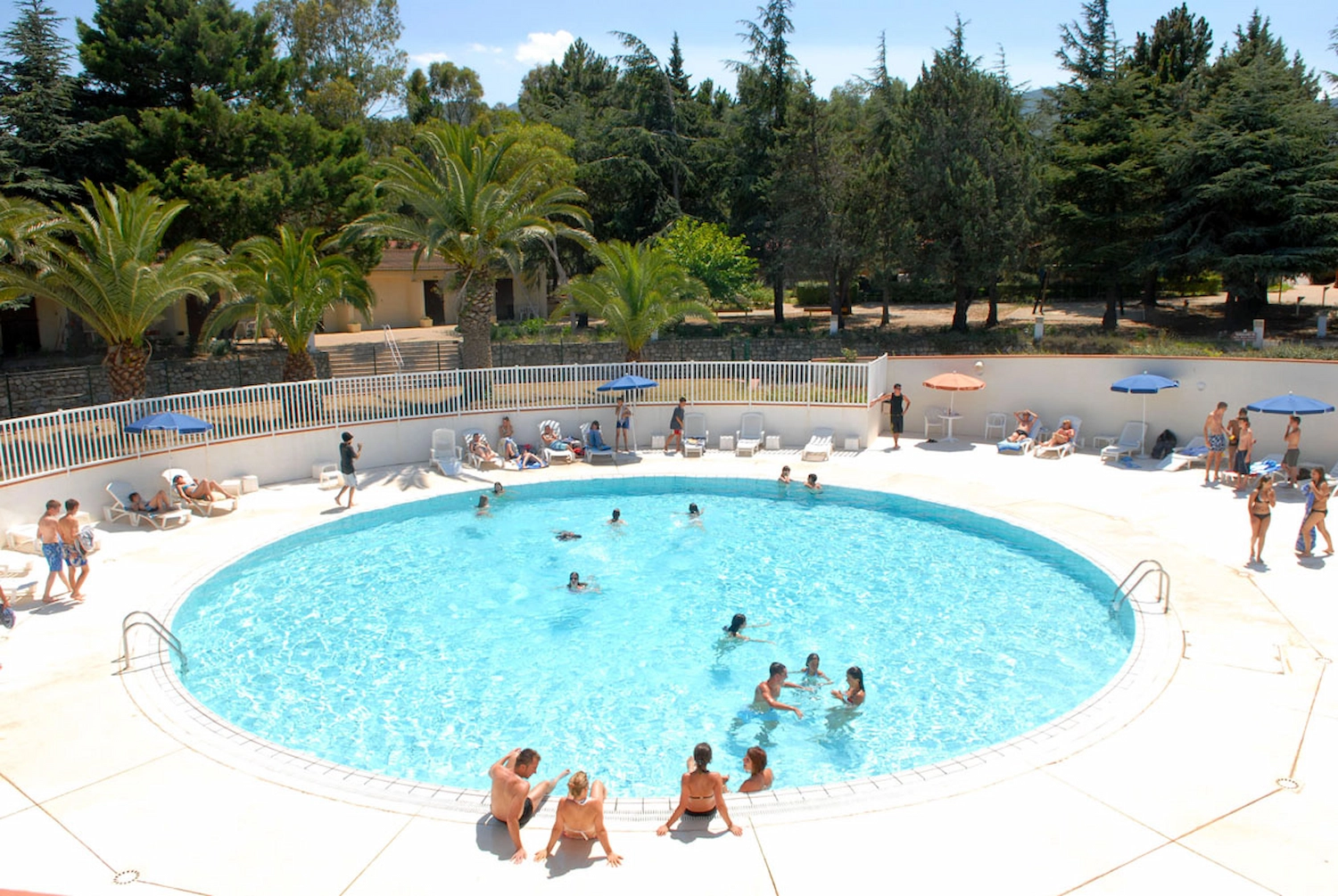 Piscine du village vacances Azureva à Argelès-sur-Mer avec vacanciers en été
