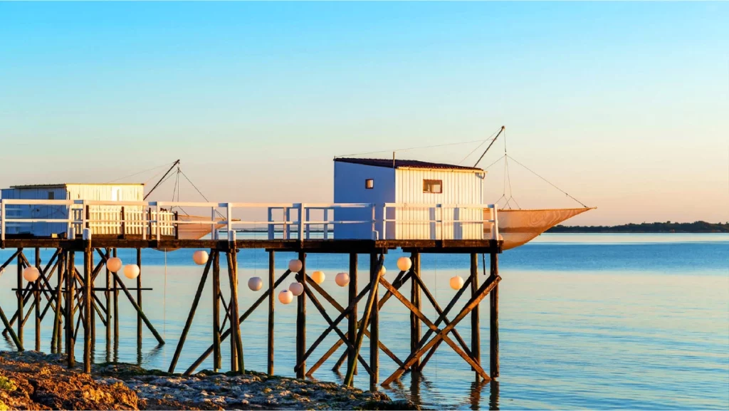 Carrelets de pêche sur pilotis à Fouras en Charente-Maritime au coucher du soleil pour un séjour bord de mer