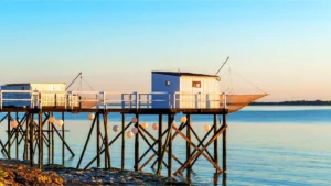 Carrelets de pêche sur pilotis à Fouras en Charente-Maritime au coucher du soleil pour un séjour bord de mer