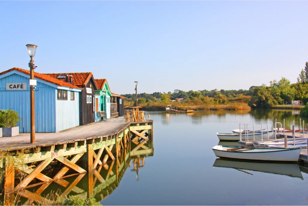 Cabanes ostréicoles colorées sur l’île d’Oléron au bord d’un chenal pour un séjour nature en Charente-Maritime