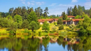 Village vacances à Fournols d’Auvergne au bord d’un lac en pleine nature pour un séjour au calme