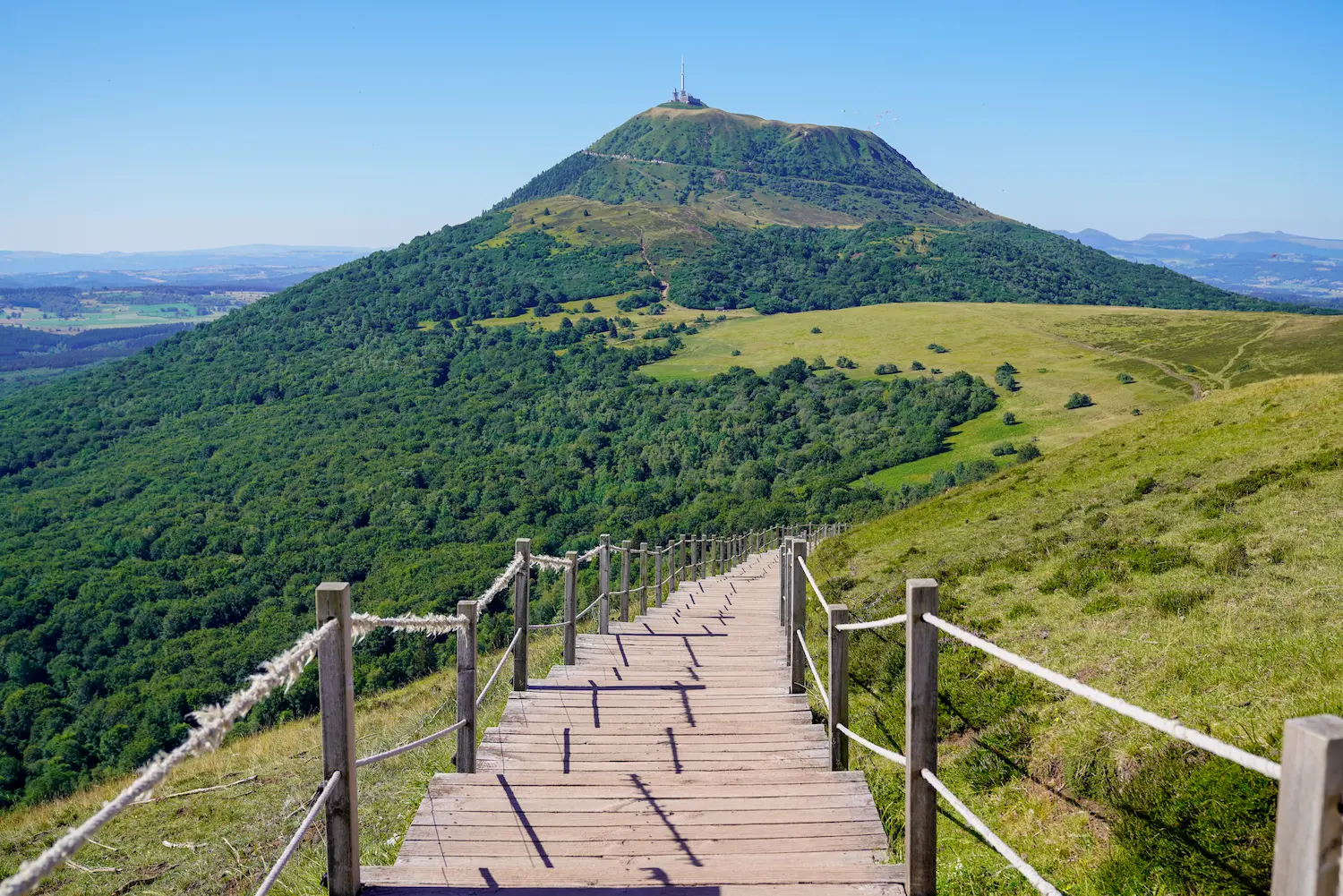 https://nosvacancesenfrance.fr/wp-content/uploads/2026/01/fournols-d-auvergne-randonnee.webp