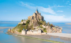 Mont-Saint-Michel en Normandie vu depuis la baie à marée basse pour un séjour touristique en France