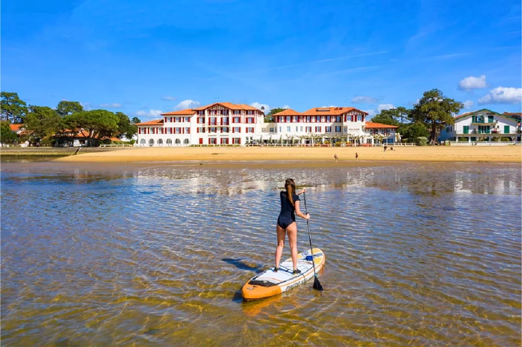Paddle sur le lac marin d’Hossegor face à la plage et aux villas pour un séjour dans les Landes