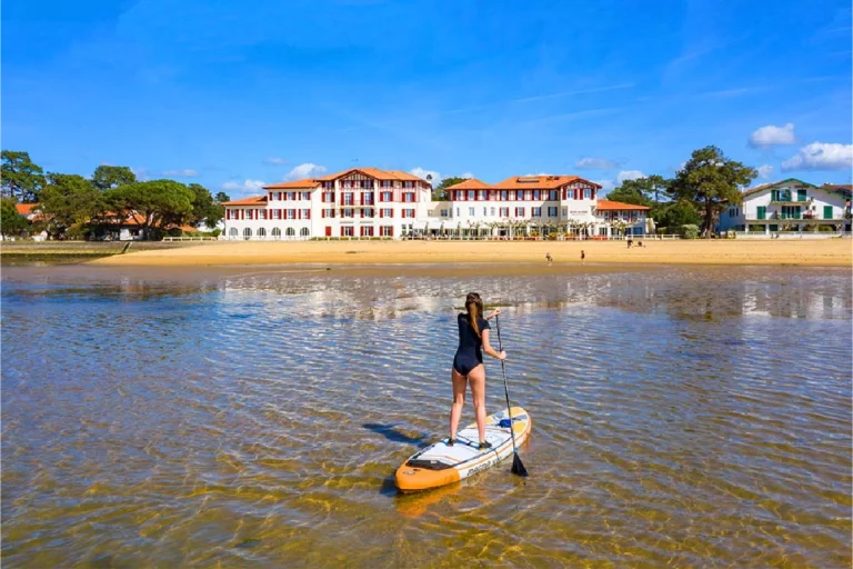 Paddle sur le lac marin d’Hossegor face à la plage et aux villas pour un séjour dans les Landes