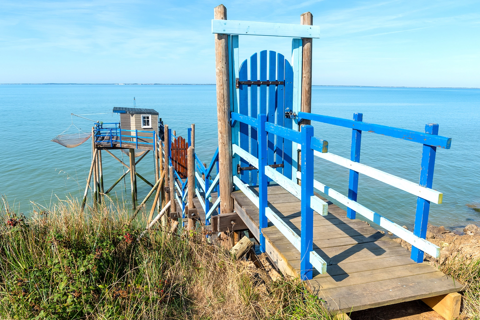 Carrelet de pêche sur l’île d’Oléron avec ponton en bois face à l’océan Atlantique
