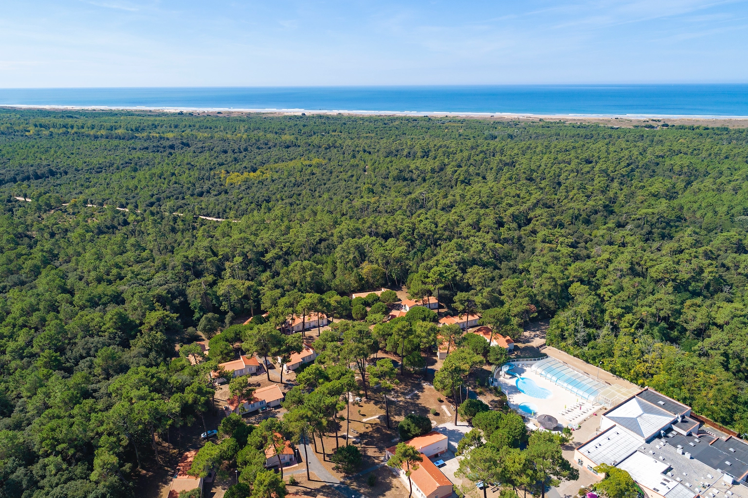 Village vacances Azureva sur l’île d’Oléron avec piscine au cœur de la pinède près de l’océan