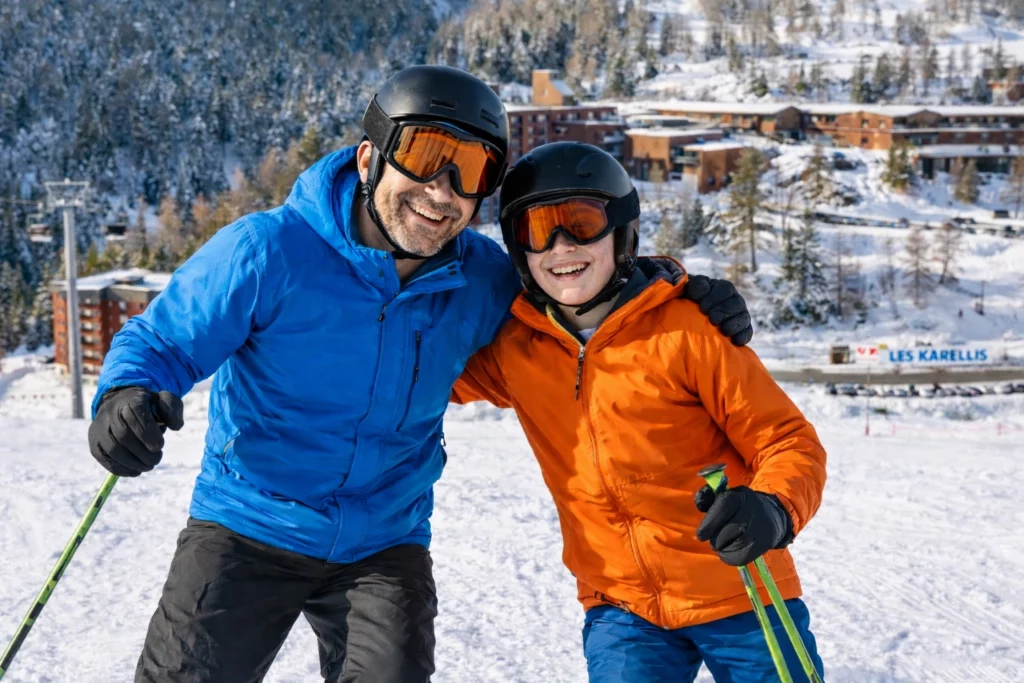 Père et fils en ski aux Karellis sur une piste enneigée