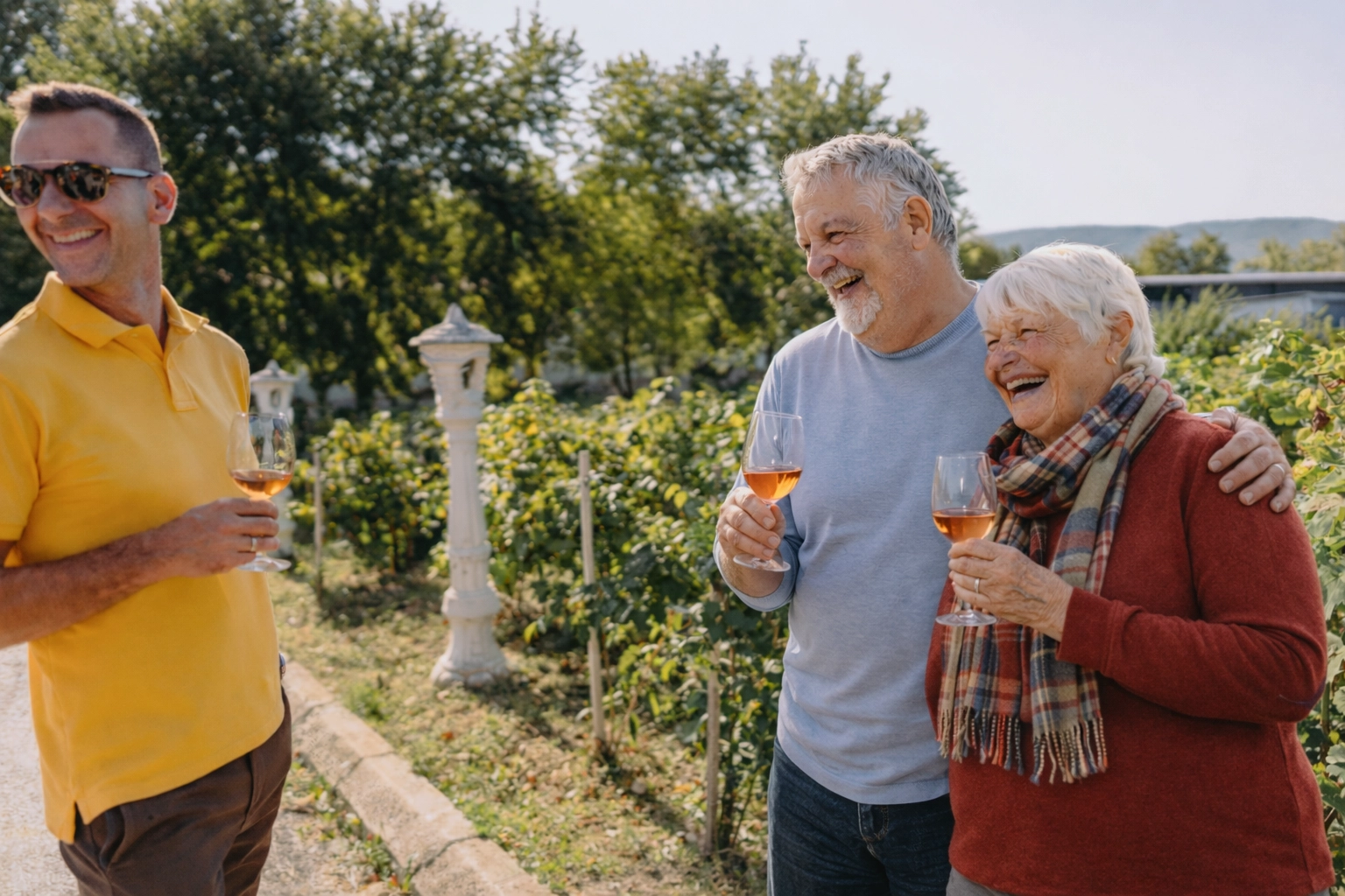 Dégustation de vin rosé de Provence dans les vignobles près de La Londe-les-Maures dans le Var