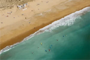 Plage de Lacanau avec surfeurs et vagues sur la côte Atlantique pour un séjour surf en Gironde
