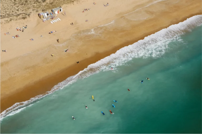 Plage de Lacanau avec surfeurs et vagues sur la côte Atlantique pour un séjour surf en Gironde