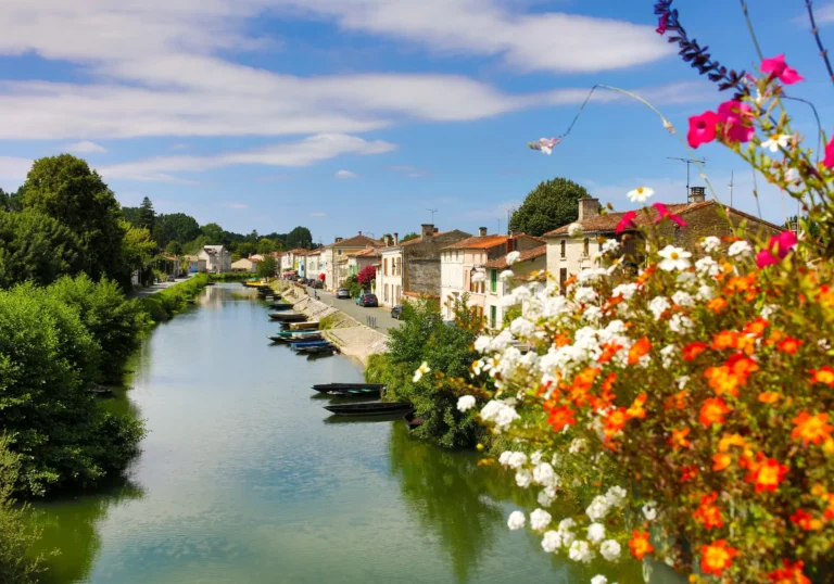 Canal du Marais poitevin à Longeville-sur-Mer avec barques et maisons typiques pour un séjour nature en Vendée