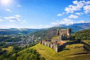 Château de Murol en Auvergne avec vue sur les montagnes du Sancy pour un séjour nature et patrimoine