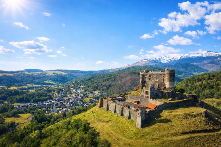 Château de Murol en Auvergne avec vue sur les montagnes du Sancy pour un séjour nature et patrimoine