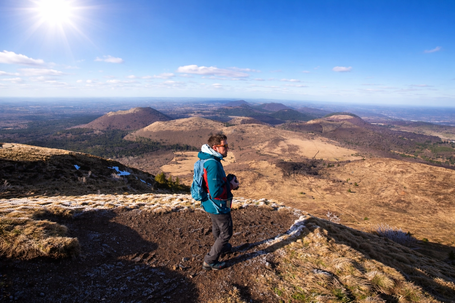 Randonnée dans les volcans d’Auvergne avec vue sur la chaîne des Puys