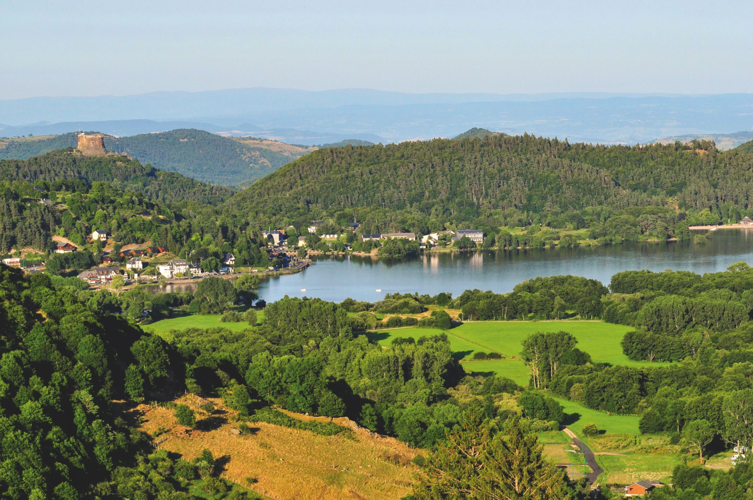 Vue aérienne du lac Chambon et du village de Murol en Auvergne