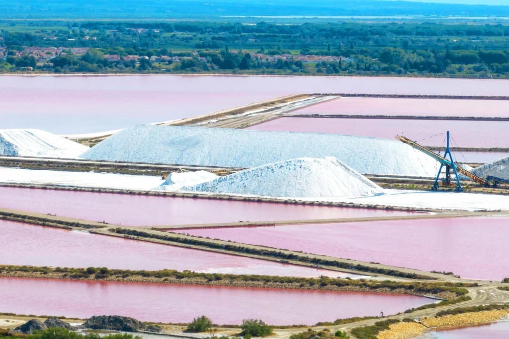 Vue aérienne des marais salants aux eaux roses et camelles de sel près de Pornichet en Loire-Atlantique