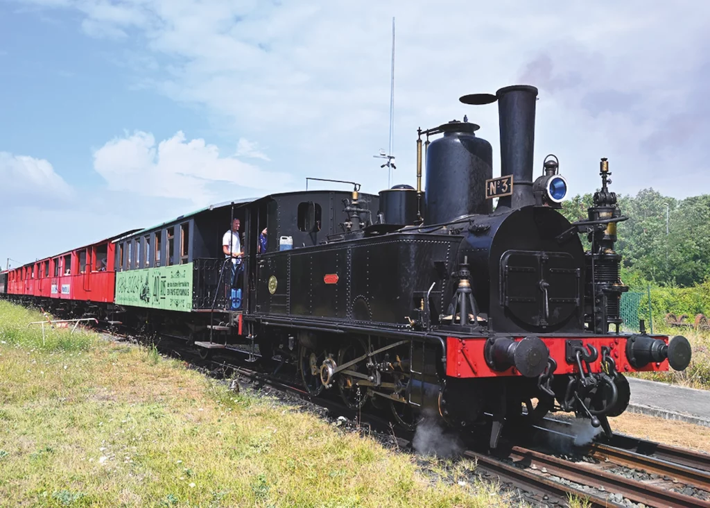 Train des Mouettes à vapeur en Charente-Maritime sur voie touristique