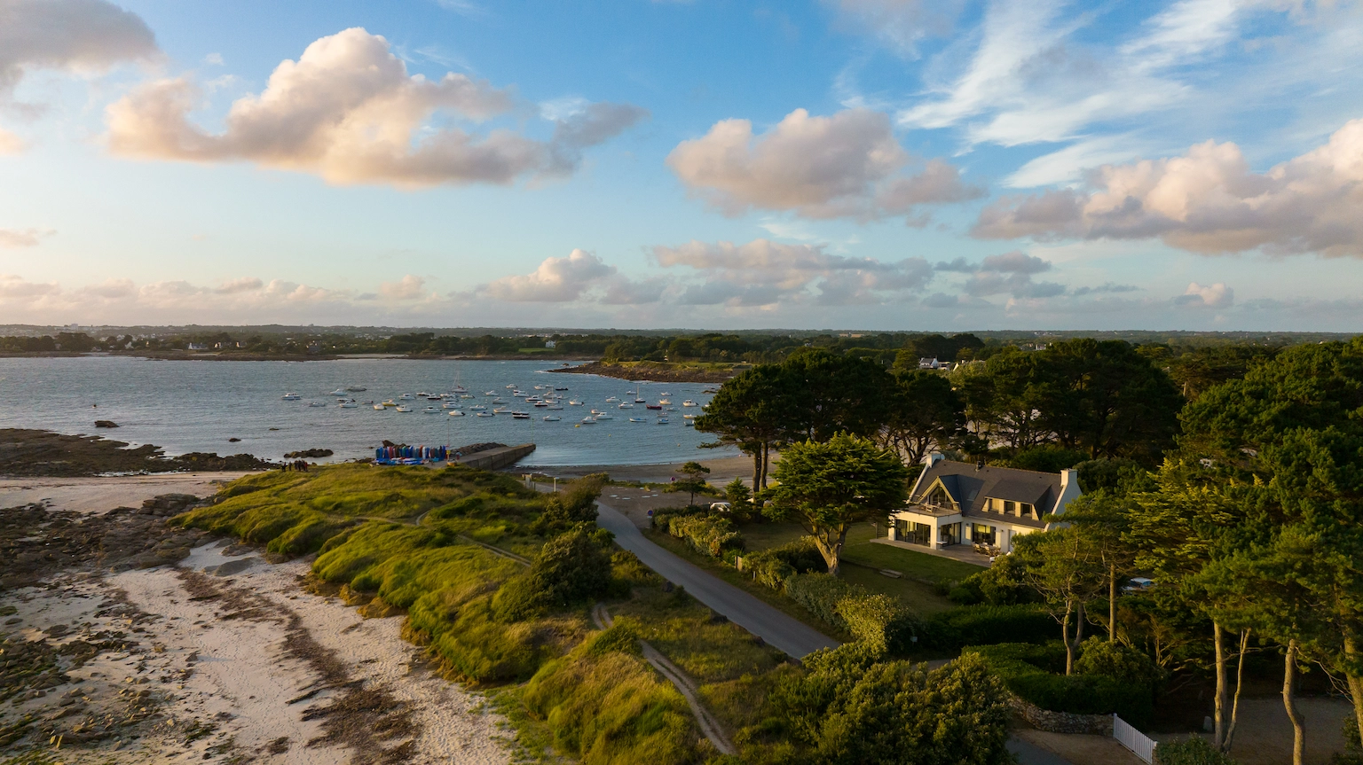 Côte de Trégunc en Bretagne avec plage, bateaux au mouillage et maisons en bord de mer