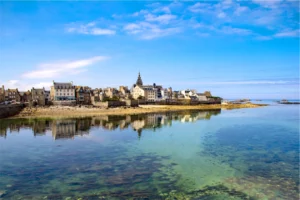 Village de Trégunc en Bretagne avec maisons en pierre au bord de l’eau pour un séjour sur le littoral breton