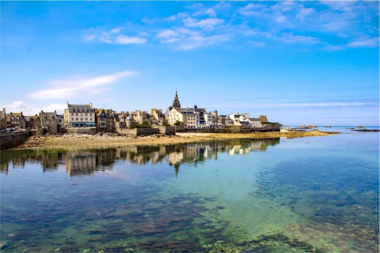Village de Trégunc en Bretagne avec maisons en pierre au bord de l’eau pour un séjour sur le littoral breton