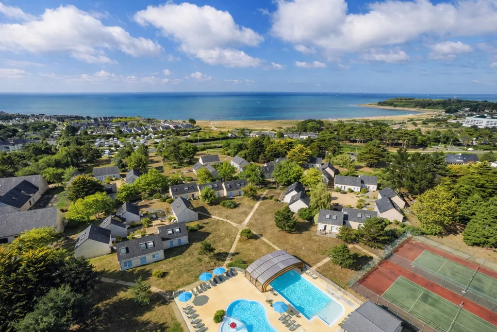 Vue aérienne du village vacances Azureva Arzon face à l’océan