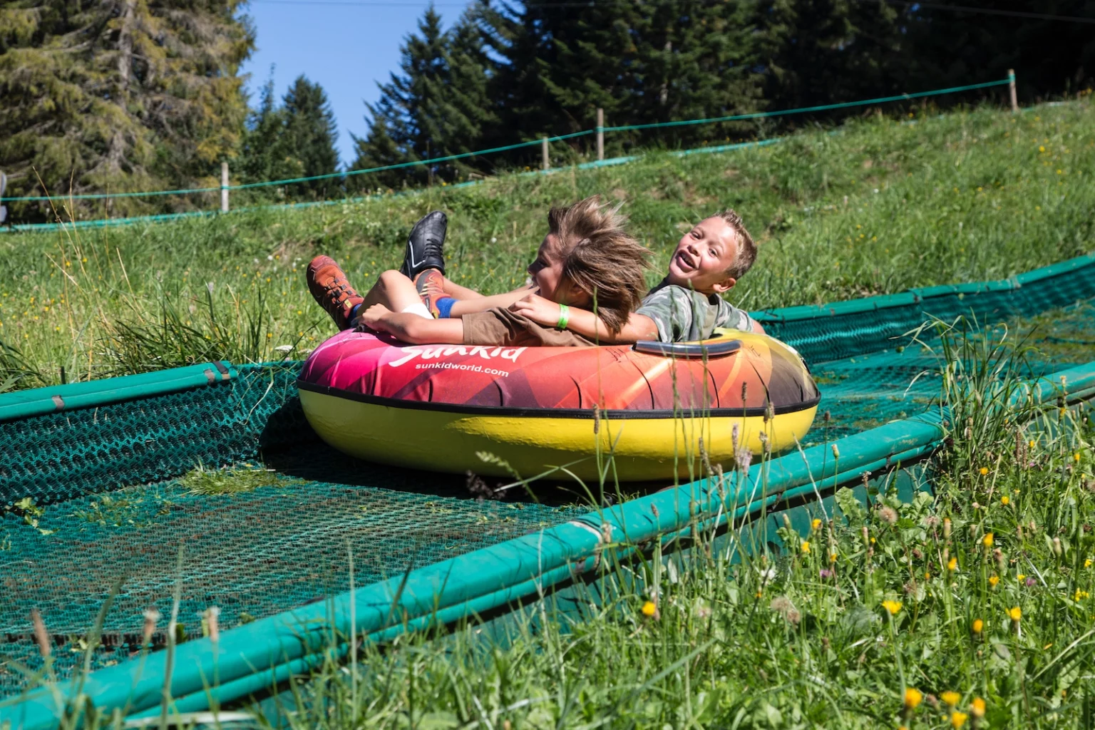 bouée sur herbe enfants activité été montagne