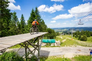 VTT de descente à Bussang dans les Vosges sur un parcours aménagé pour un séjour montagne sportif