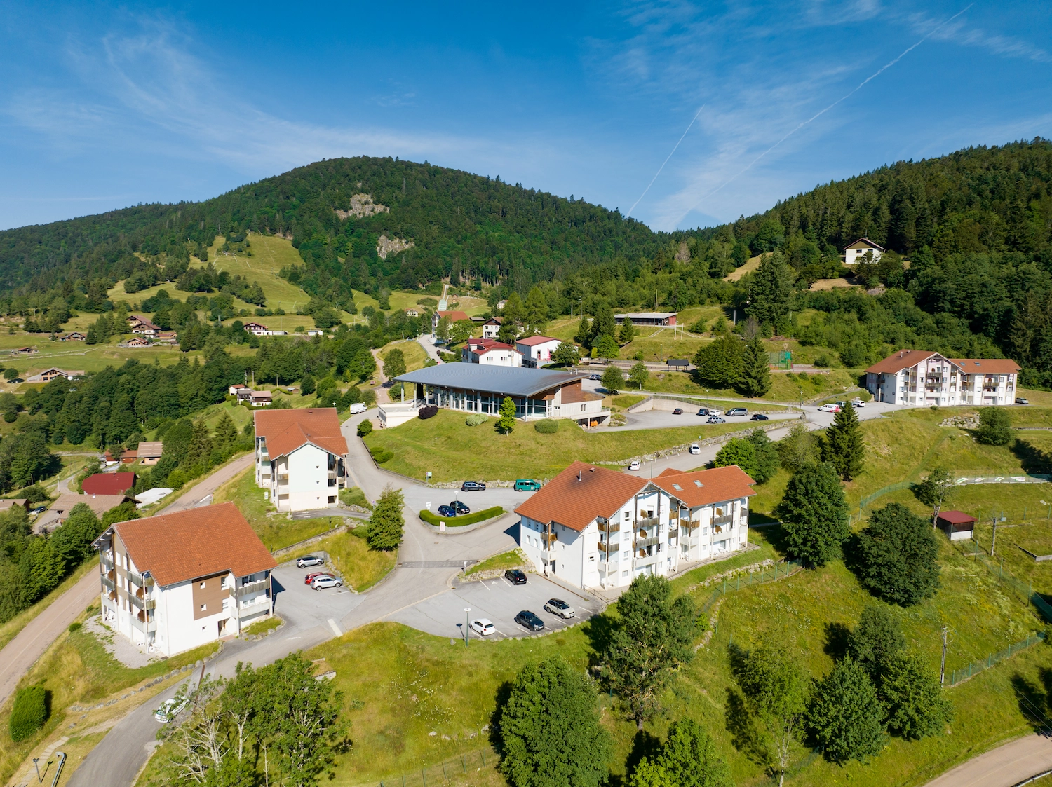 Vue aérienne du village vacances Azureva Bussang au cœur des Vosges