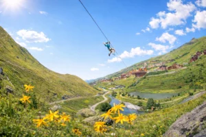 Tyrolienne aux Menuires dans les Alpes avec vue sur la vallée pour un séjour montagne été
