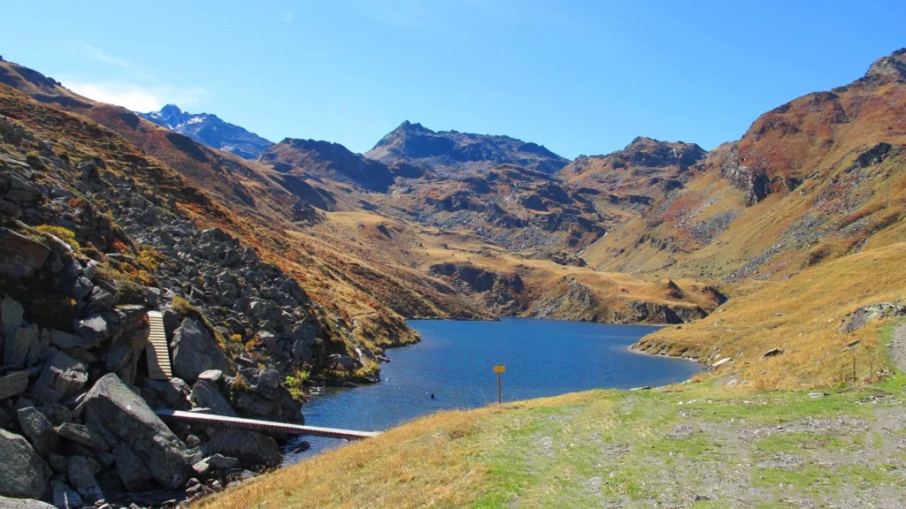 lac de montagne vallée des encombres les menuires savoie