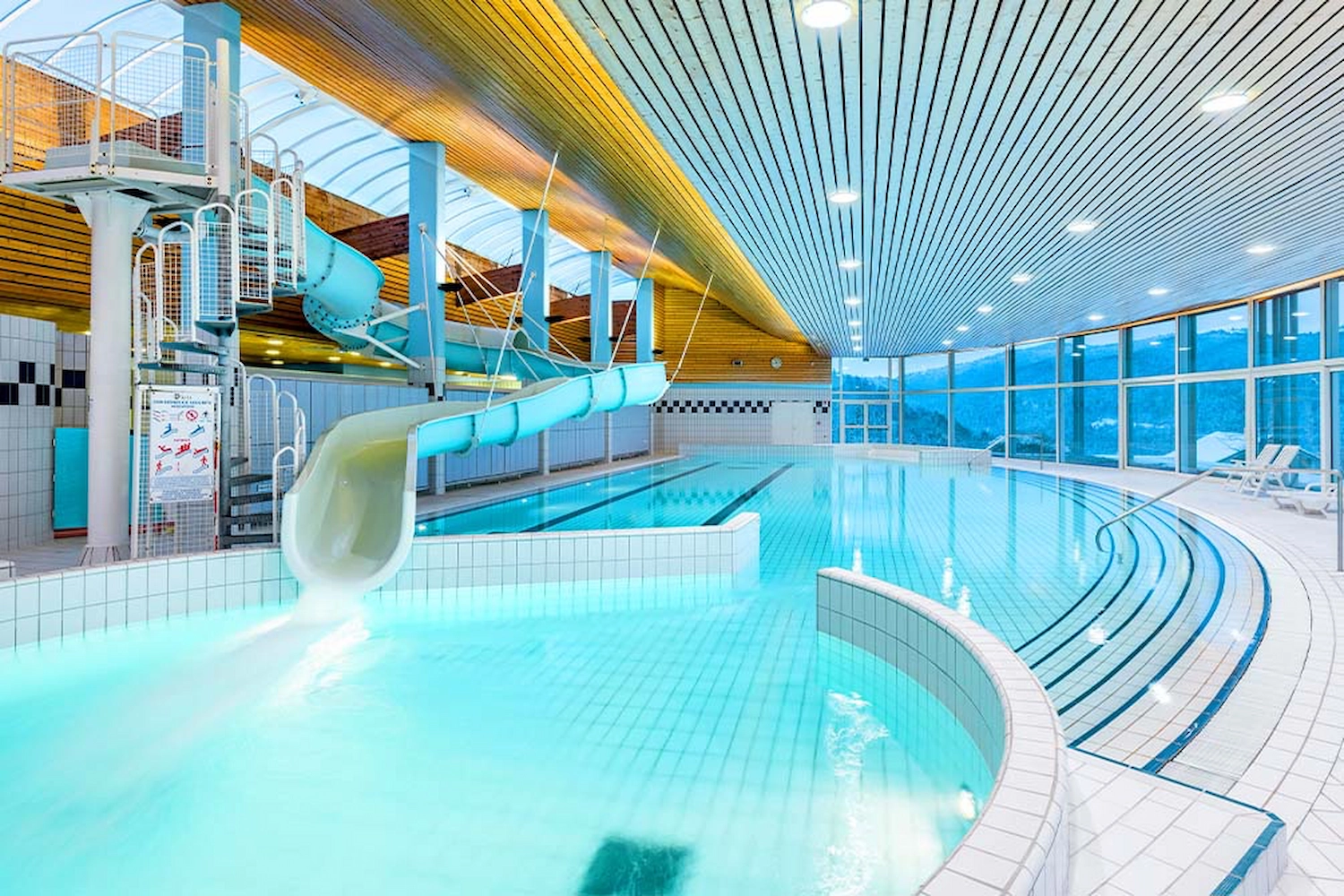 Piscine intérieure chauffée Azureva Bussang avec toboggan