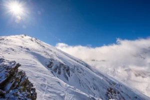 Sommet enneigé à Piau-Engaly dans les Pyrénées sous un ciel bleu pour un séjour ski en hiver