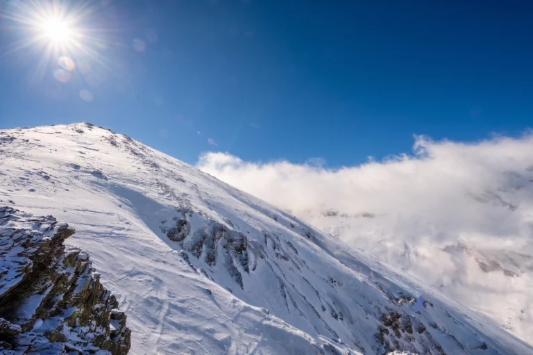 Sommet enneigé à Piau-Engaly dans les Pyrénées sous un ciel bleu pour un séjour ski en hiver