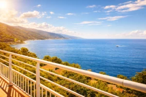 Petit déjeuner sur la terrasse Azureva avec vue mer à Roquebrune-Cap-Martin