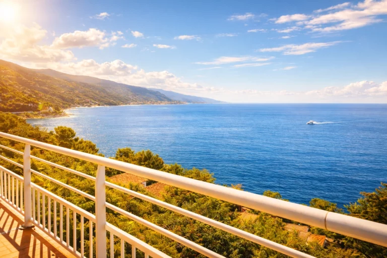 Petit déjeuner sur la terrasse Azureva avec vue mer à Roquebrune-Cap-Martin