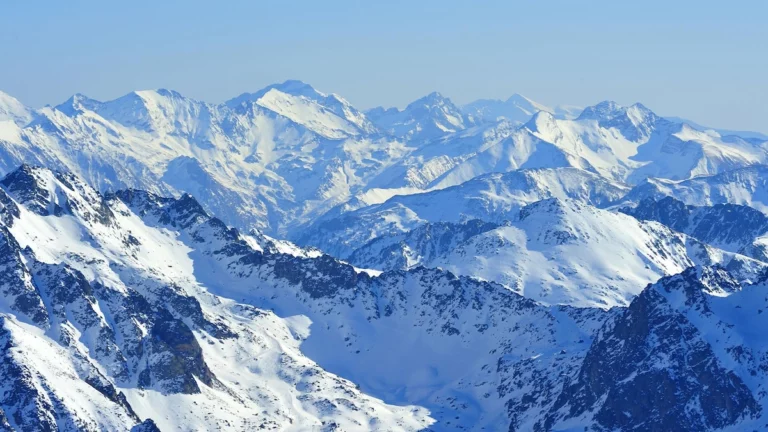 massif des Pyrénées enneigées panorama montagne hiver France