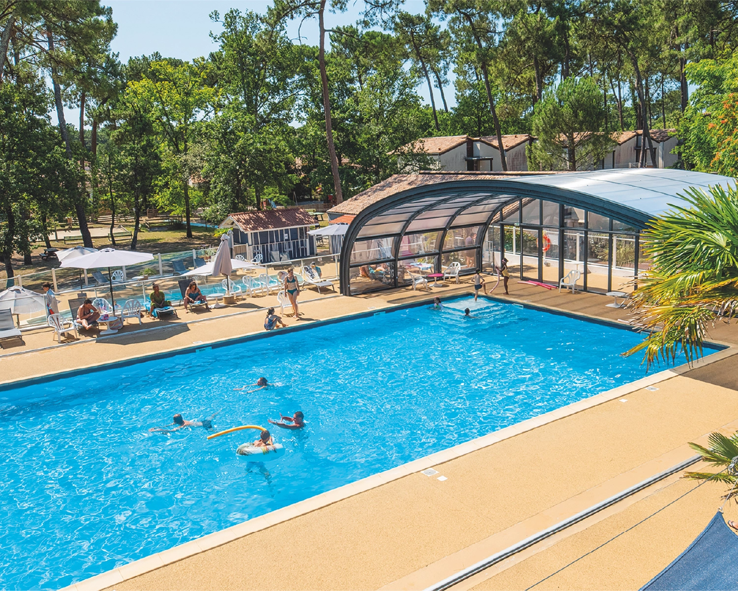 Piscine couverte chauffée avec toboggan aquatique au village vacances Azureva de Ronce-les-Bains
