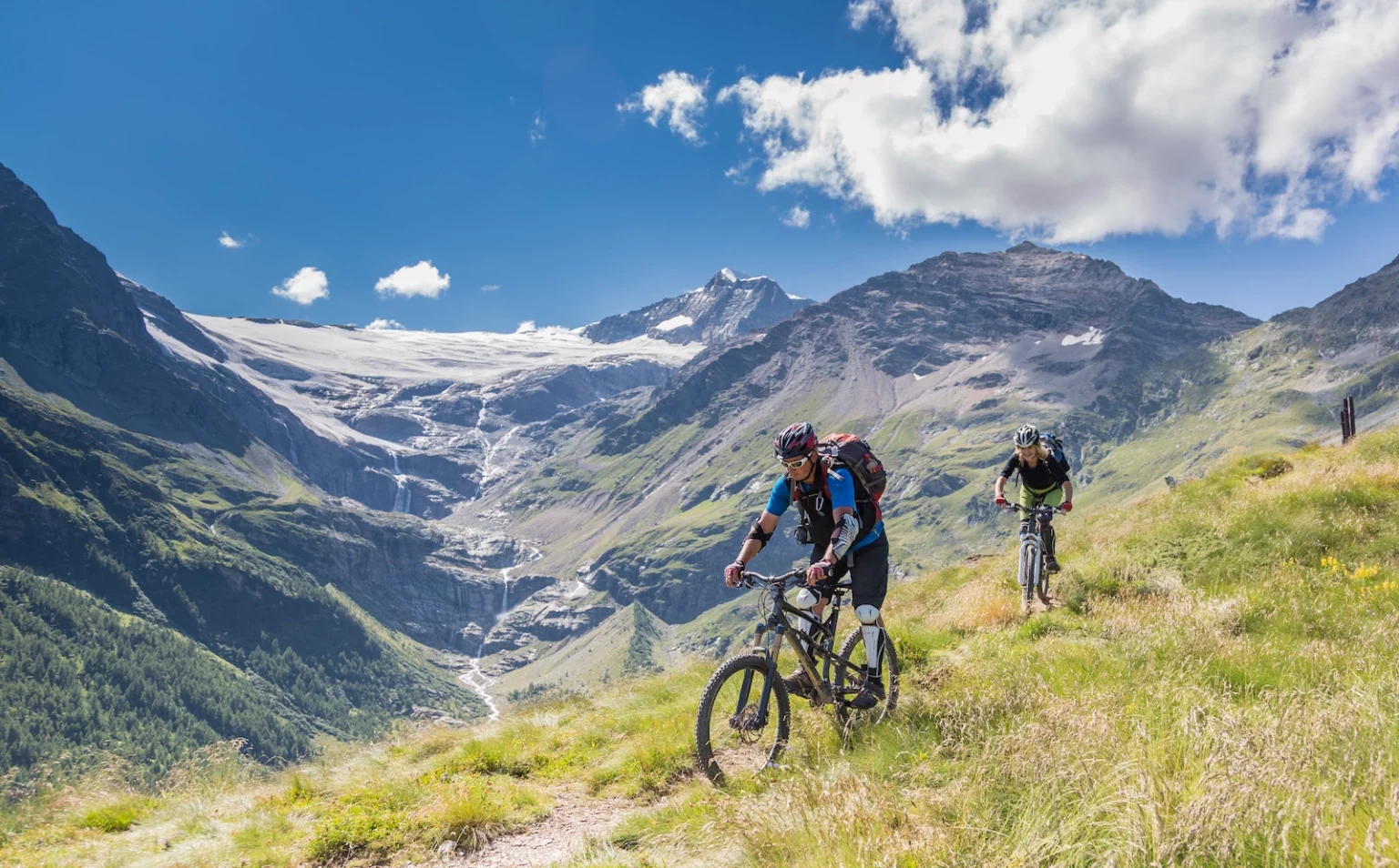 VTT descente montagne panorama glacier