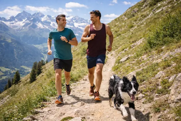 Couple sportif en montagne