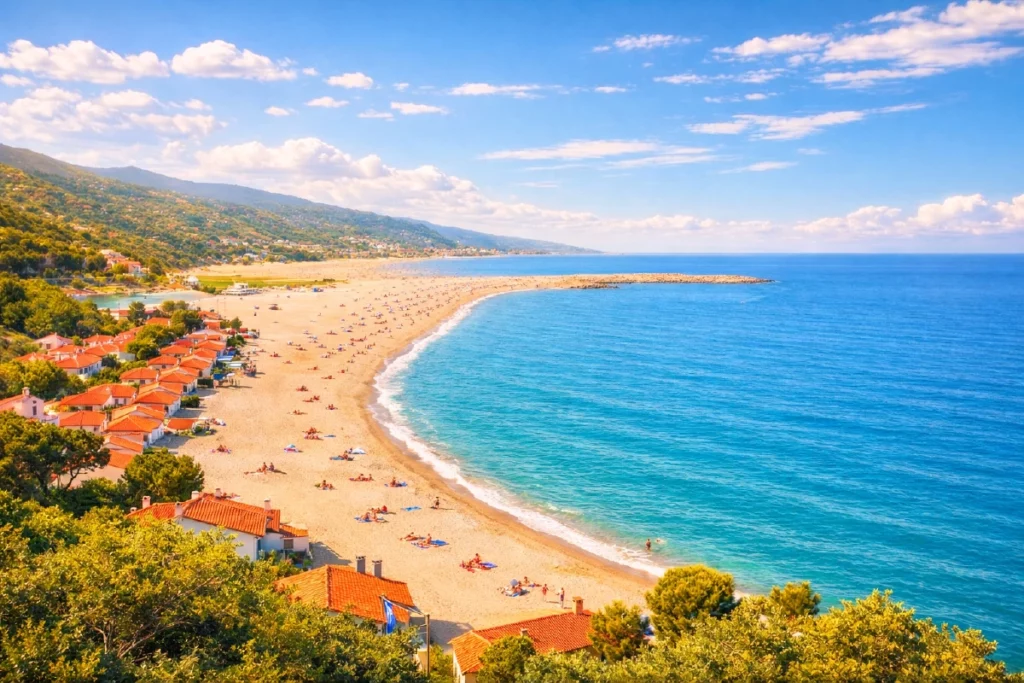 Grande plage d’Argelès-sur-Mer avec sable fin, mer Méditerranée et villas en bord de mer