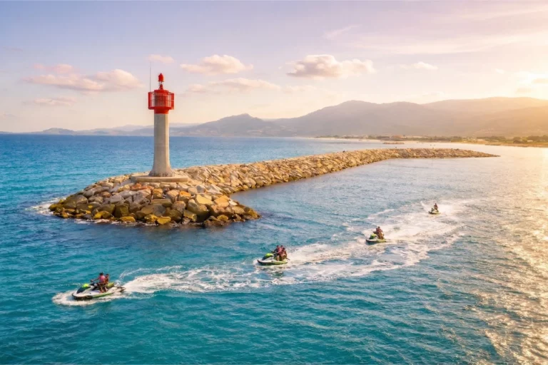 Phare de Saint-Cyprien en Méditerranée avec jetskis en mer et activités nautiques en famille