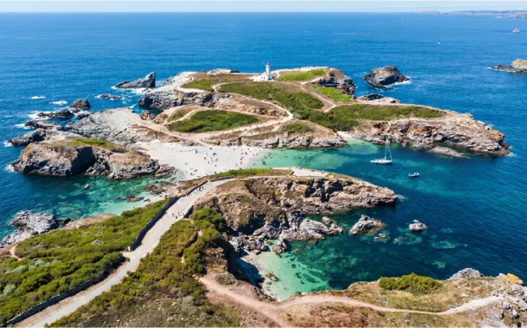 Vue aérienne d’une pointe bretonne avec phare et eaux turquoise en Bretagne Finistère